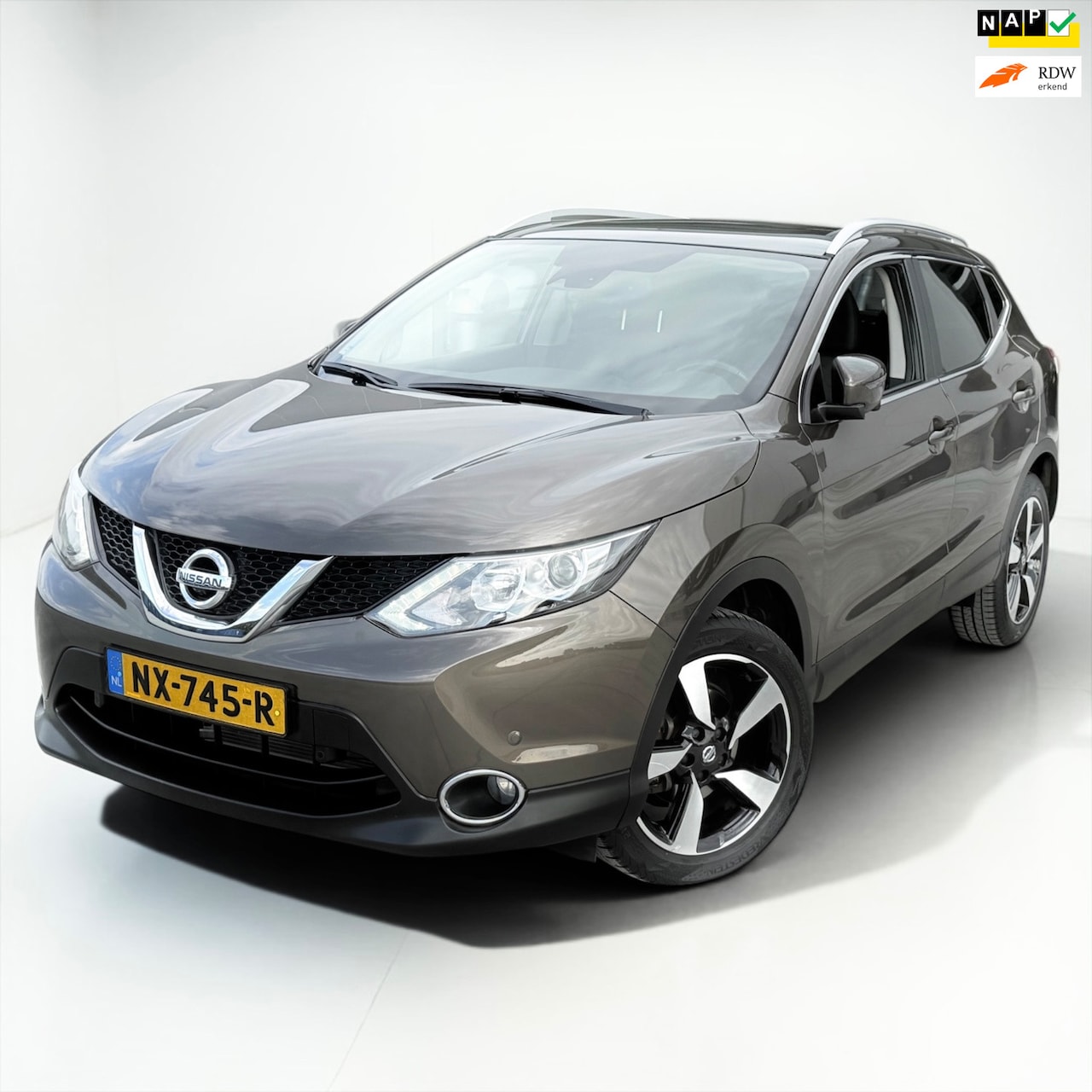 Nissan Qashqai - 1.2 N-Connecta PANO CAMERA TREKHAAK - AutoWereld.nl