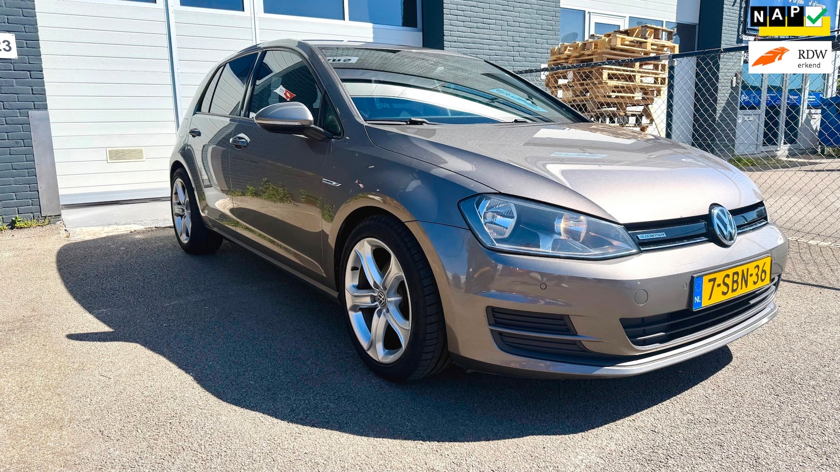 Volkswagen Golf - 1.6 TDI Comfortline BlueMotion | Airco | Navigatie | LM Velgen - AutoWereld.nl