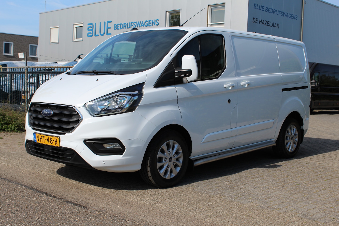 Ford Transit Custom - 320 2.0 TDCi 130PK Euro6 L1 Limited ✓ Veba box ✓ 3-zits ✓ navigatie - AutoWereld.nl