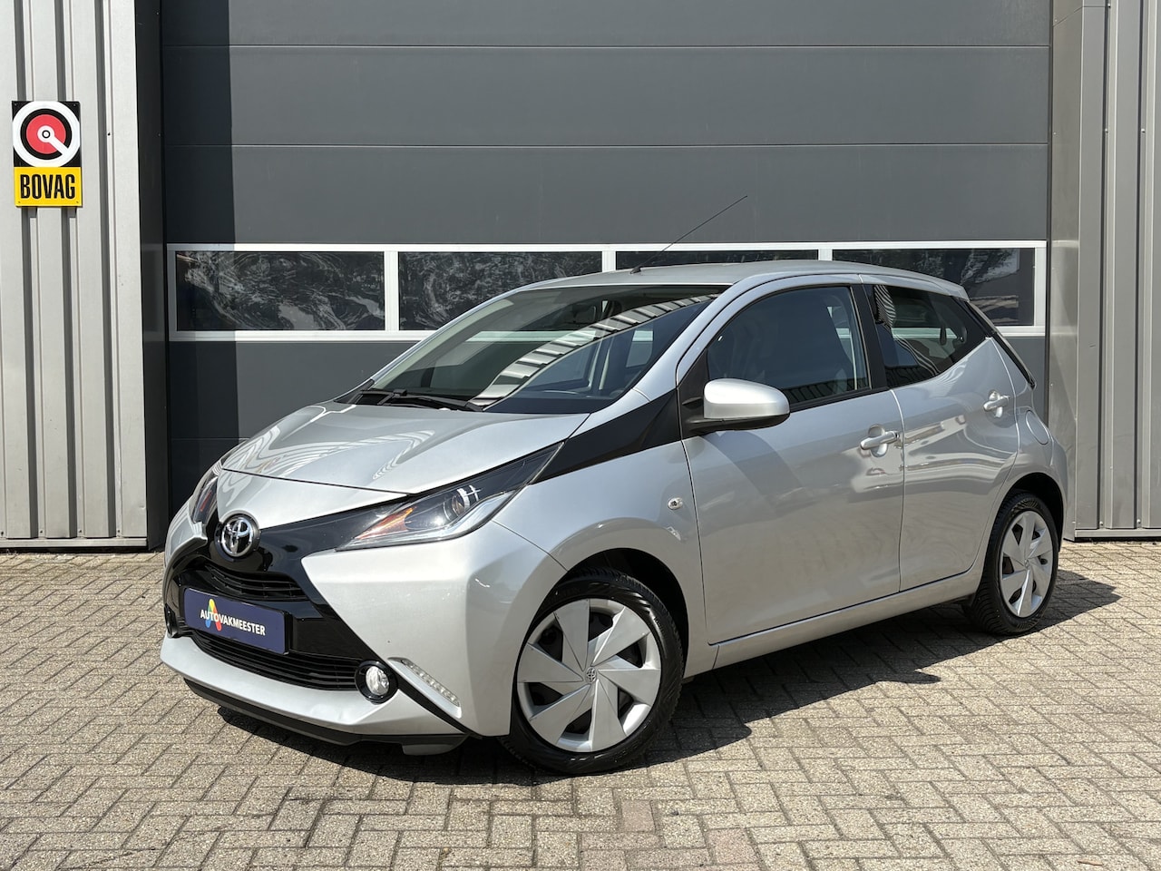 Toyota Aygo - 1.0 VVT-i x-play | Airco | Camera | Cruise Control | Scherm | Bluetooth | All Season | Int - AutoWereld.nl
