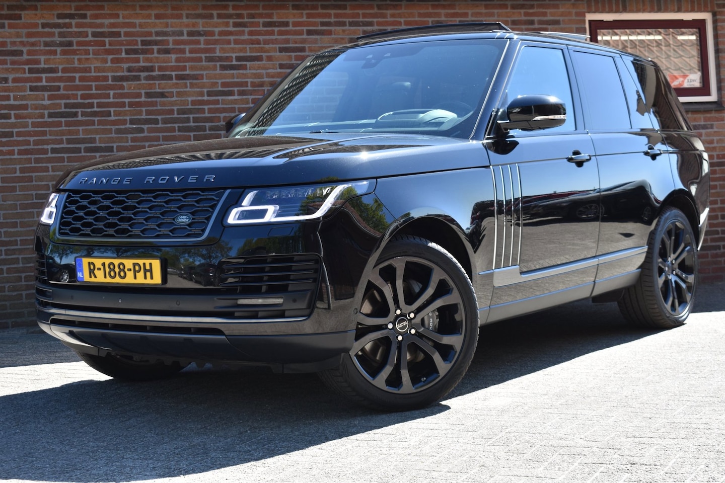 Land Rover Range Rover - 2.0 P400e LWB Vogue '18 LED Pano Clima Navi Cruise Inruil mogelijk - AutoWereld.nl