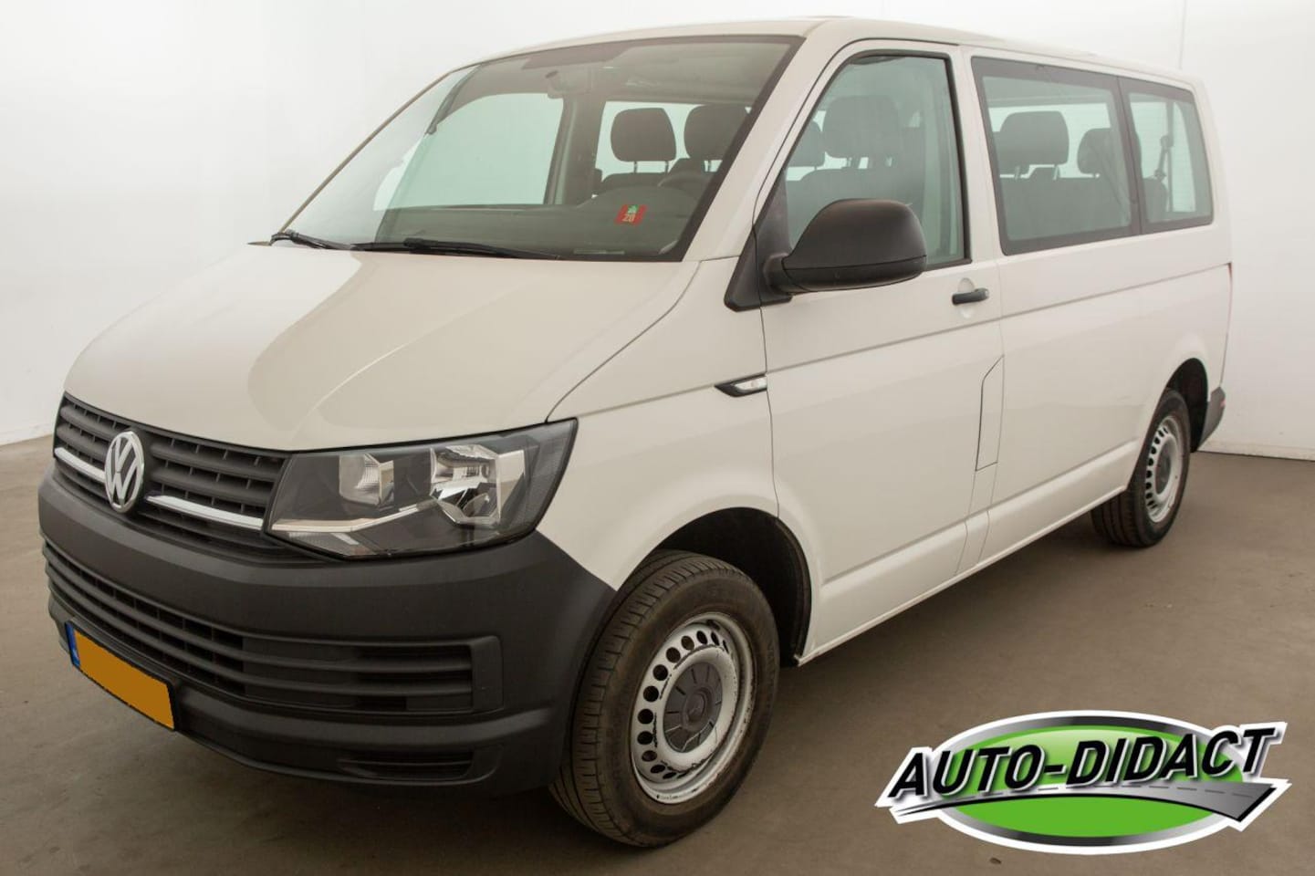 Volkswagen Transporter Kombi - 2.0 TDI Airco 9 persoons - AutoWereld.nl
