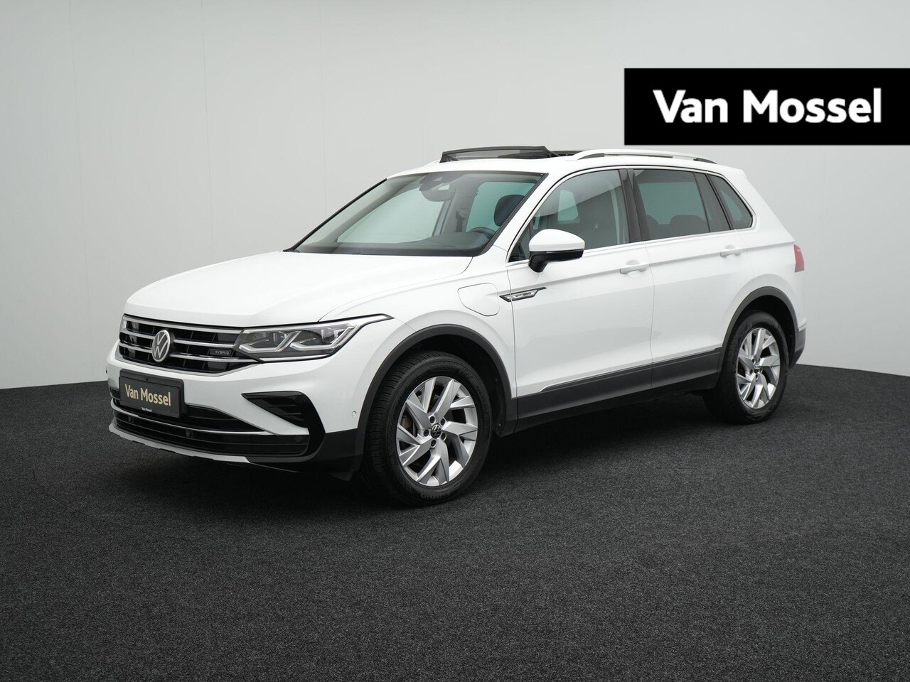Volkswagen Tiguan - 1.4 TSI eHybrid Elegance | Automaat | Apple Carplay/ Android Auto | Panorama Dak | Adaptiv - AutoWereld.nl