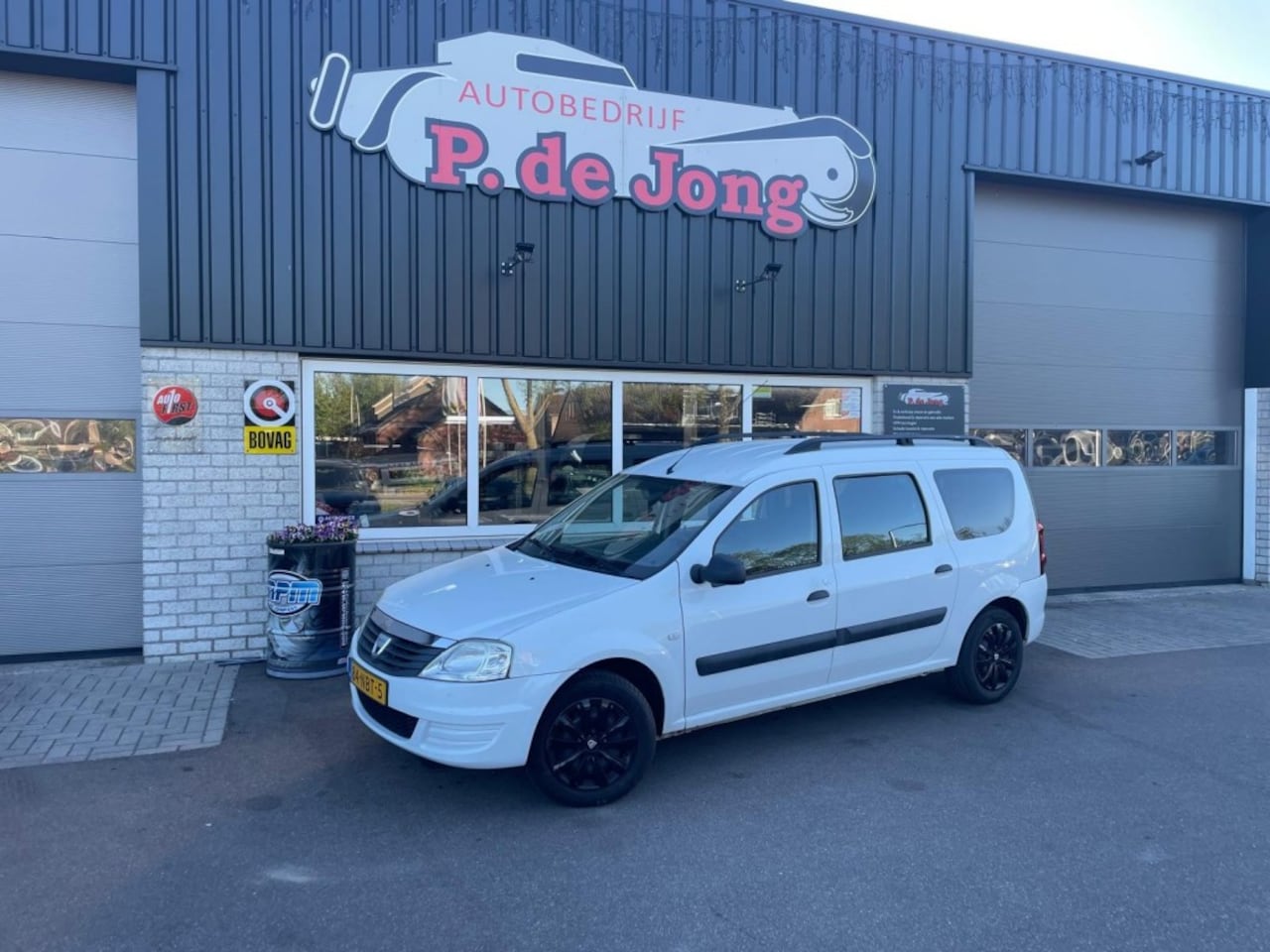 Dacia Logan - 1.4 AMBIANCE Trekhaak Airco Dab+  Bluetooth Dakrailing - AutoWereld.nl