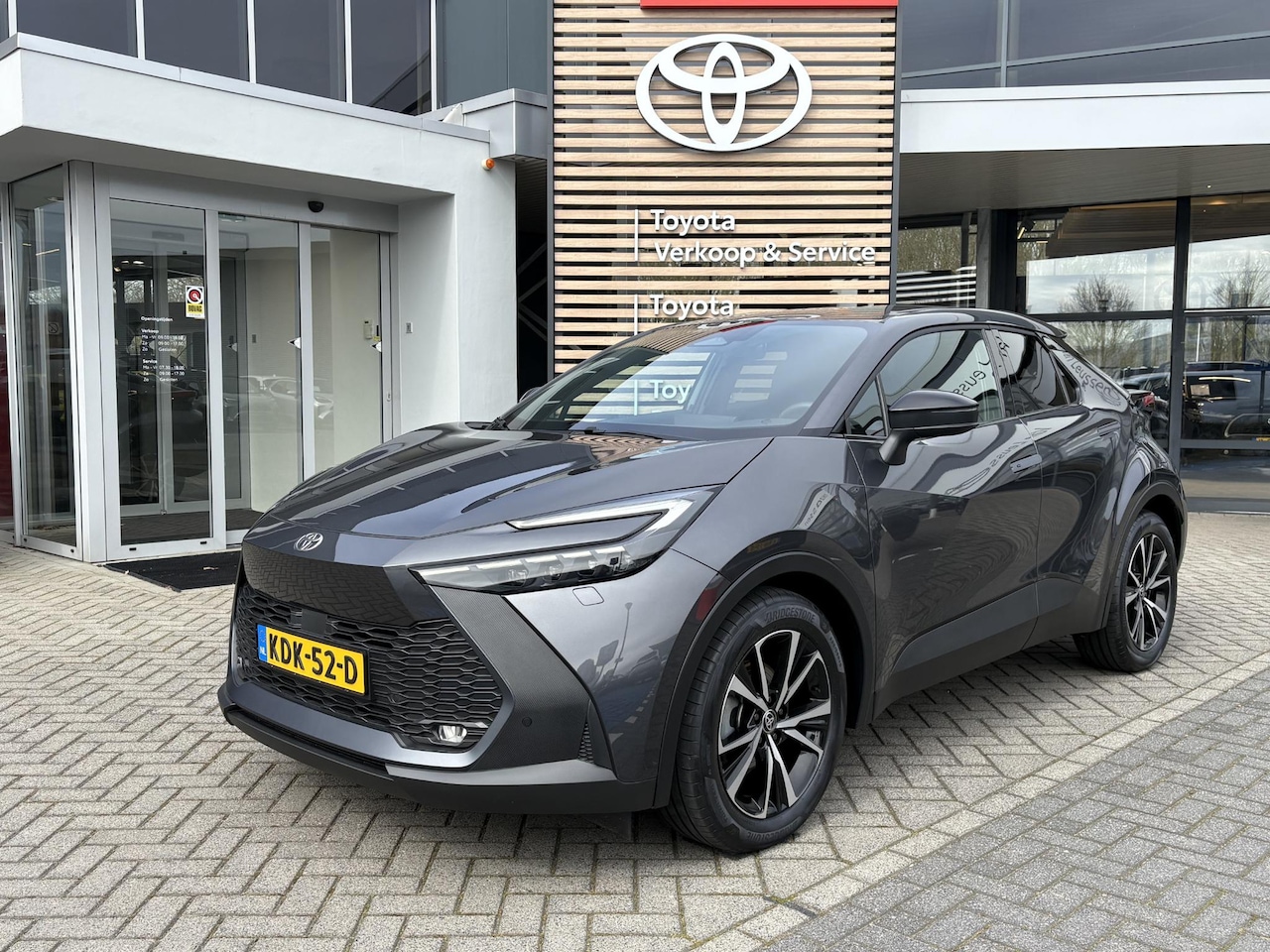 Toyota C-HR - 1.8 HYBRID 140 FIRST-EDITION STOEL/STUURVERW PARK-SENSOREN ELEK-ACHTERKLEP BLIND-SPOT AD-C - AutoWereld.nl