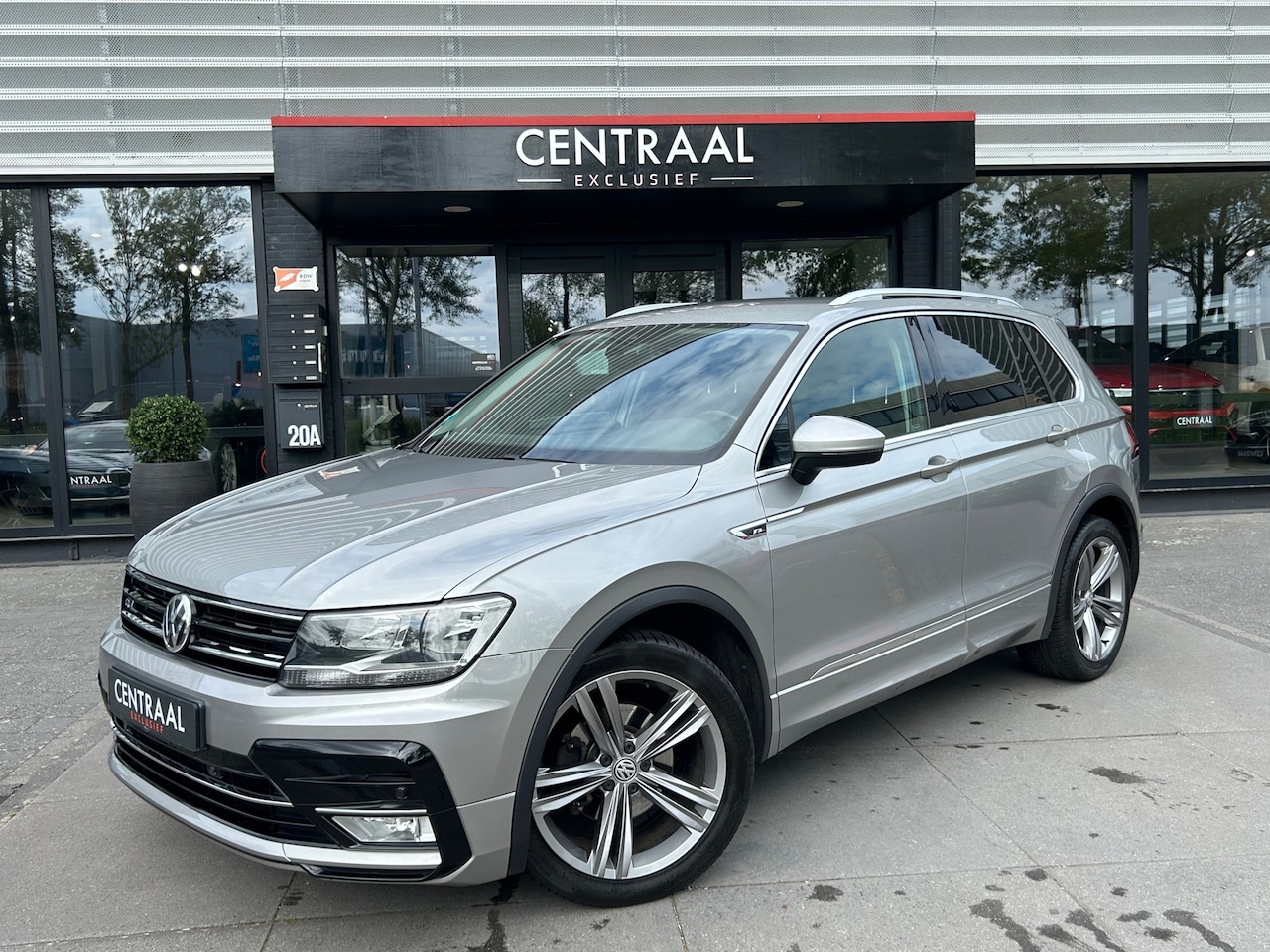Volkswagen Tiguan - 1.4 TSI ACT Connected Series R-Line DSG|Carplay|Cruise Control|ParkPilot|NL-Auto|Trekhaak - AutoWereld.nl