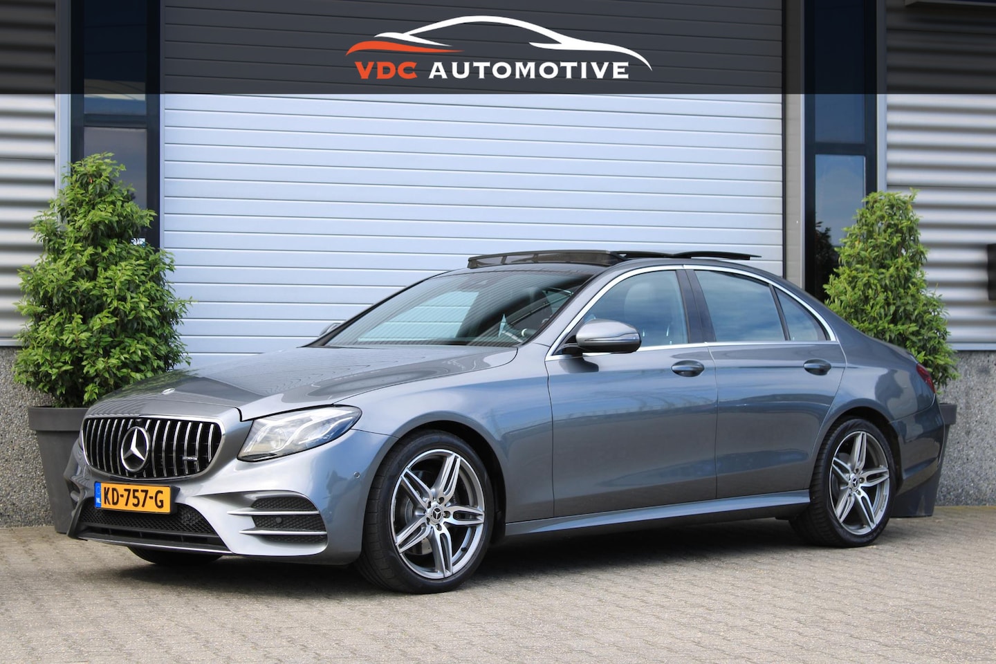 Mercedes-Benz E-klasse - 220d AMG Pano | Alcantara Hemel | Multibeam LED | Zonnerollo’s | Trekhaak | Camera - AutoWereld.nl