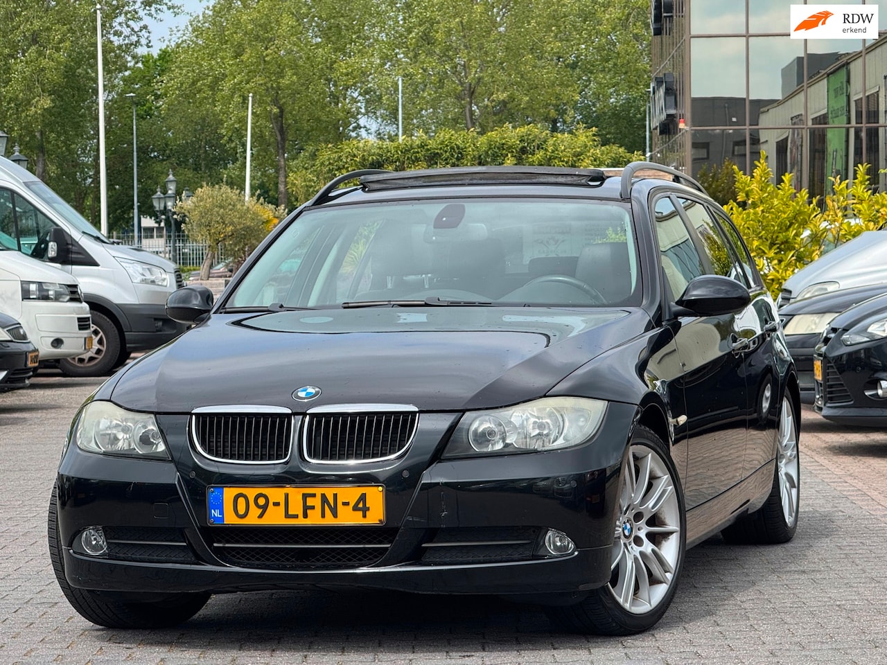 BMW 3-serie Touring - 320i High Executive | Panoramadak | Leder | Parkeersensoren | 18 inch | Trekhaak | Cruise - AutoWereld.nl