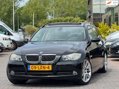 BMW 3-serie Touring - 320i High Executive | Panoramadak | Leder | Parkeersensoren | 18 inch | Trekhaak | Cruise