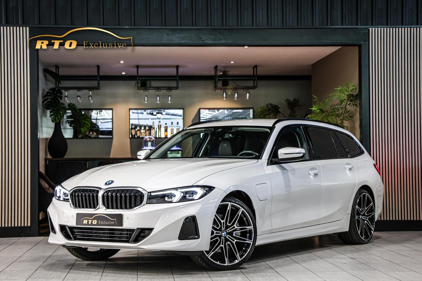 BMW 3-serie Touring - 320e|Shadow|20''|Widescreen|Camera - AutoWereld.nl