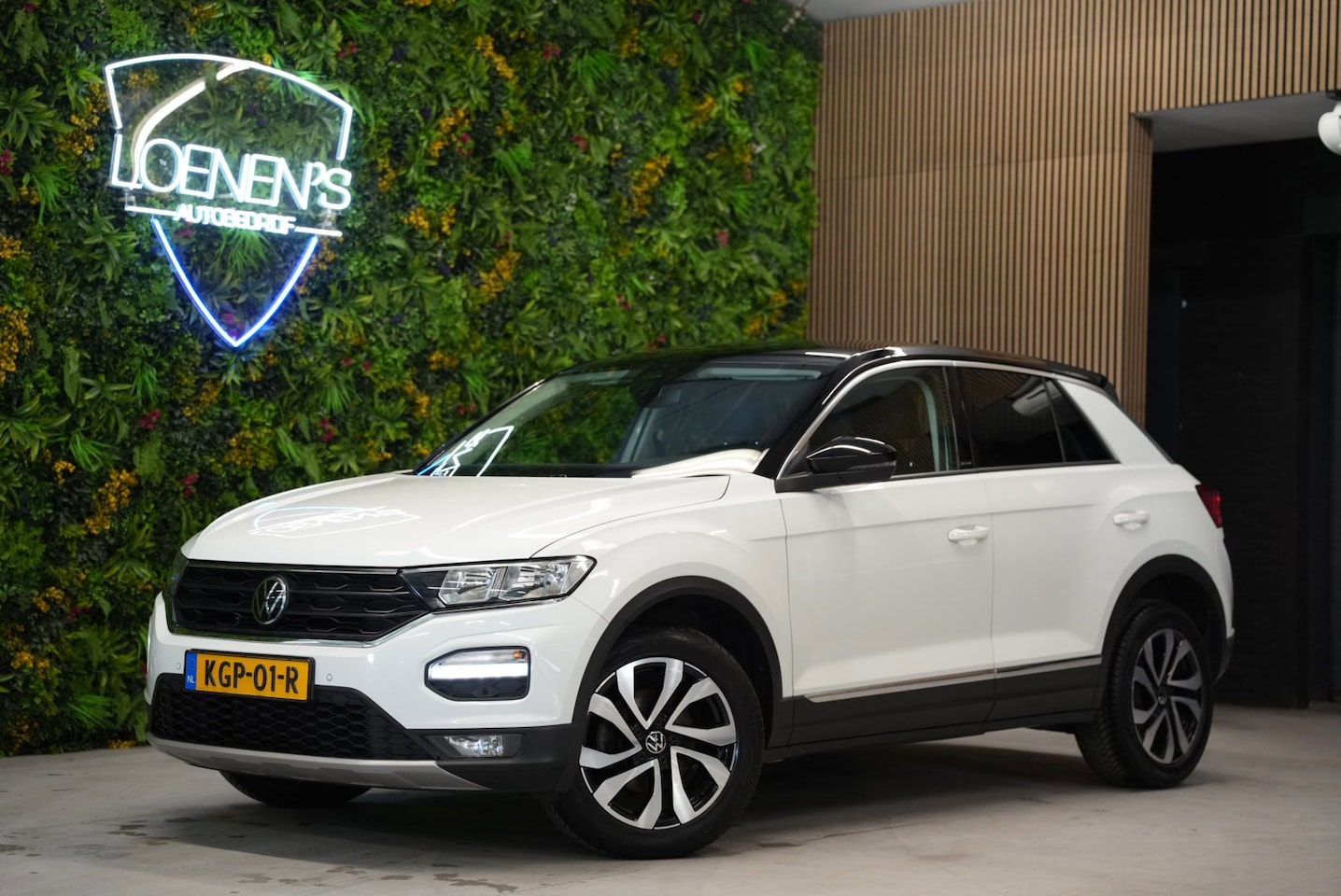 Volkswagen T-Roc - 1.5 TSI Active Automaat / CarPlay / Parkeersensoren - AutoWereld.nl
