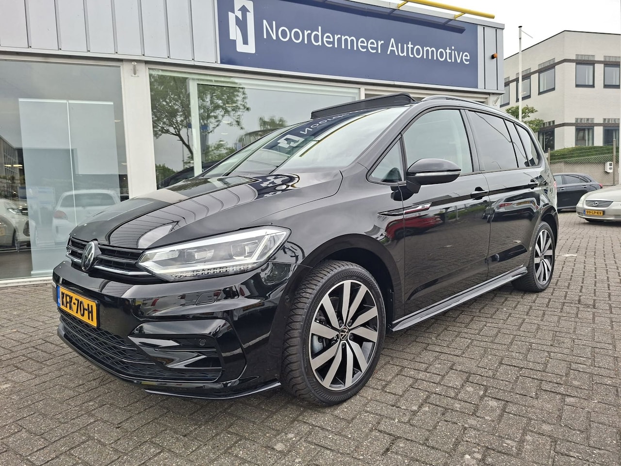 Volkswagen Touran - 1.5 TSI R-line 7p carplay navi camera virtual cockpit. panoramdak keyless trekhaak - AutoWereld.nl