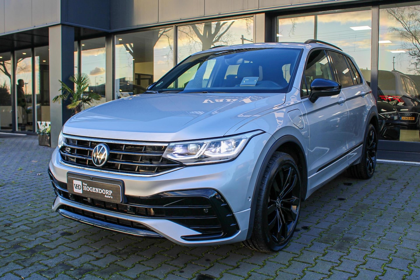 Volkswagen Tiguan - 1.4 TSI eHybrid R-Line PANO HUD NAVI 360 CAM DSG BTW - AutoWereld.nl