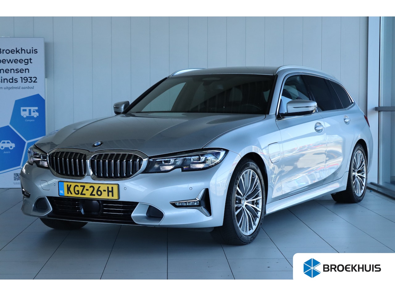 BMW 3-serie Touring - 330 e Luxury Line | Driving Professional | Head-up | Trekhaak | Camera | Stoelverwarming | - AutoWereld.nl