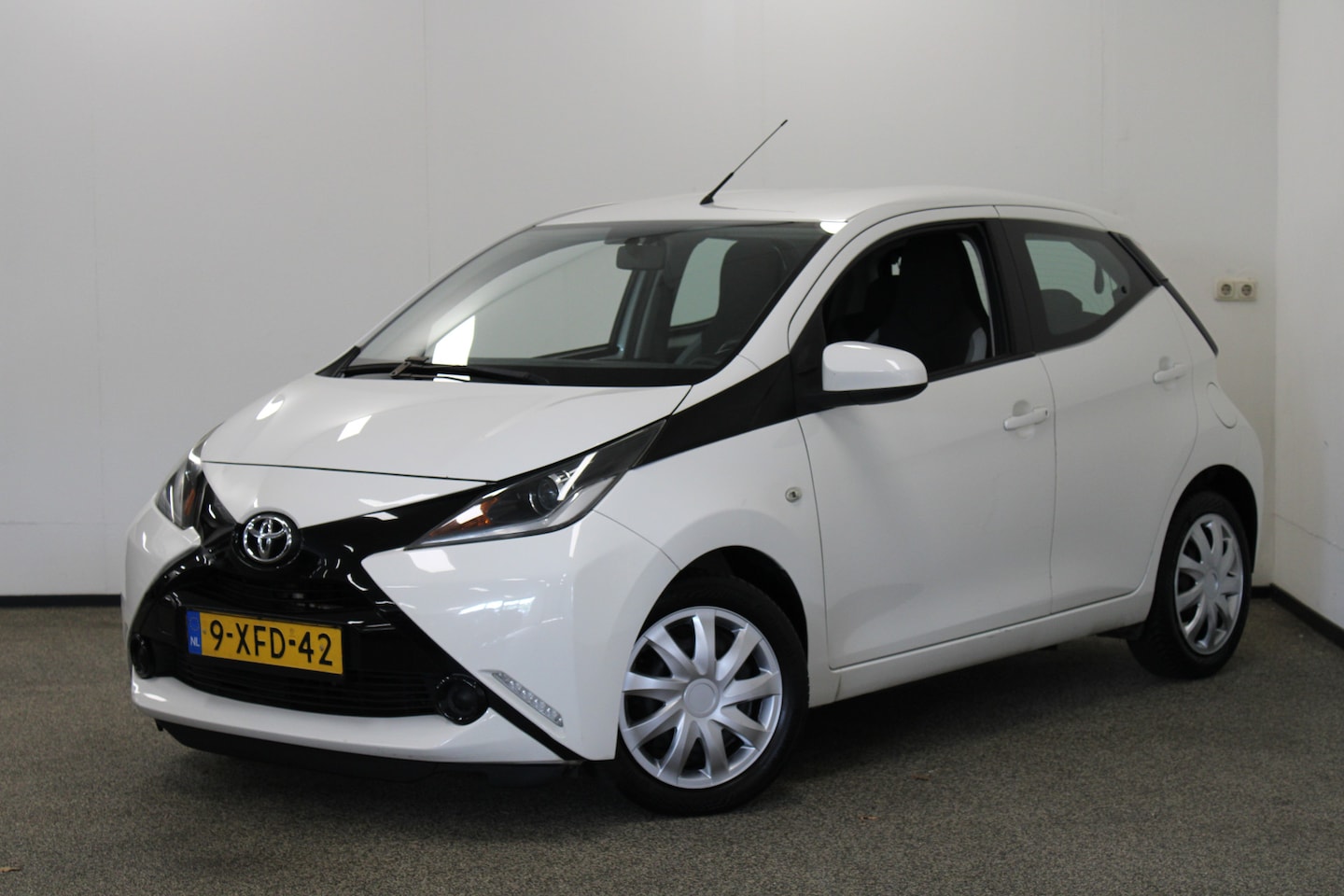 Toyota Aygo - 1.0 VVT-i x-play 1.0 VVT-i x-play - AutoWereld.nl