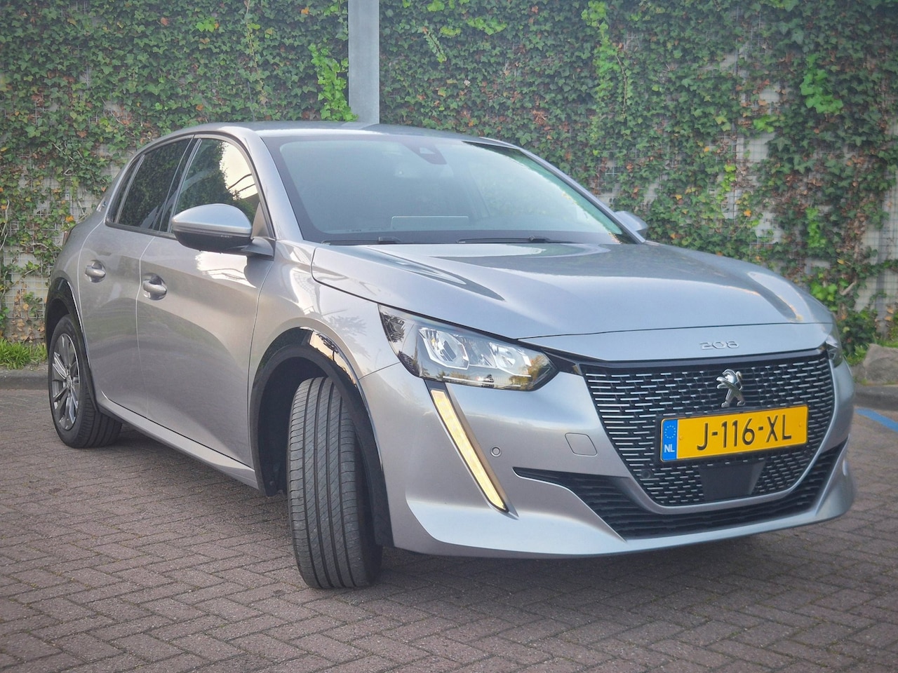 Peugeot e-208 - EV Allure Première 50 kWh SOH 90% | Stoelverw | Digidash | Camera | PDC - AutoWereld.nl