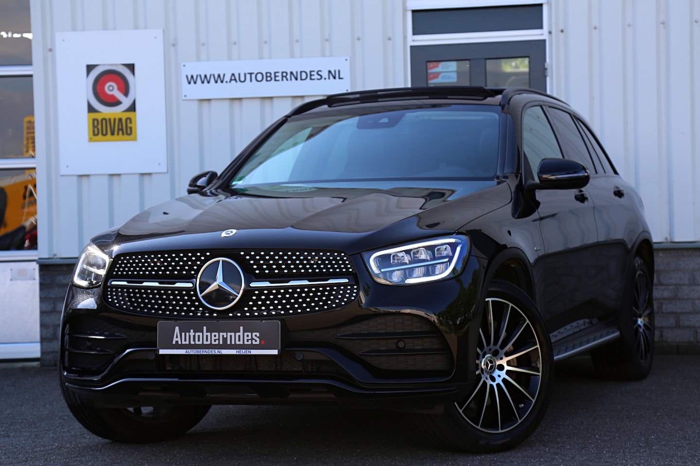 Mercedes-Benz GLC-klasse - 300e 4MATIC AMG*Perfect Onderh.*Pano/Elek. Trekhaak/Night/Treeplanken/Diamond Grille/LED/D - AutoWereld.nl