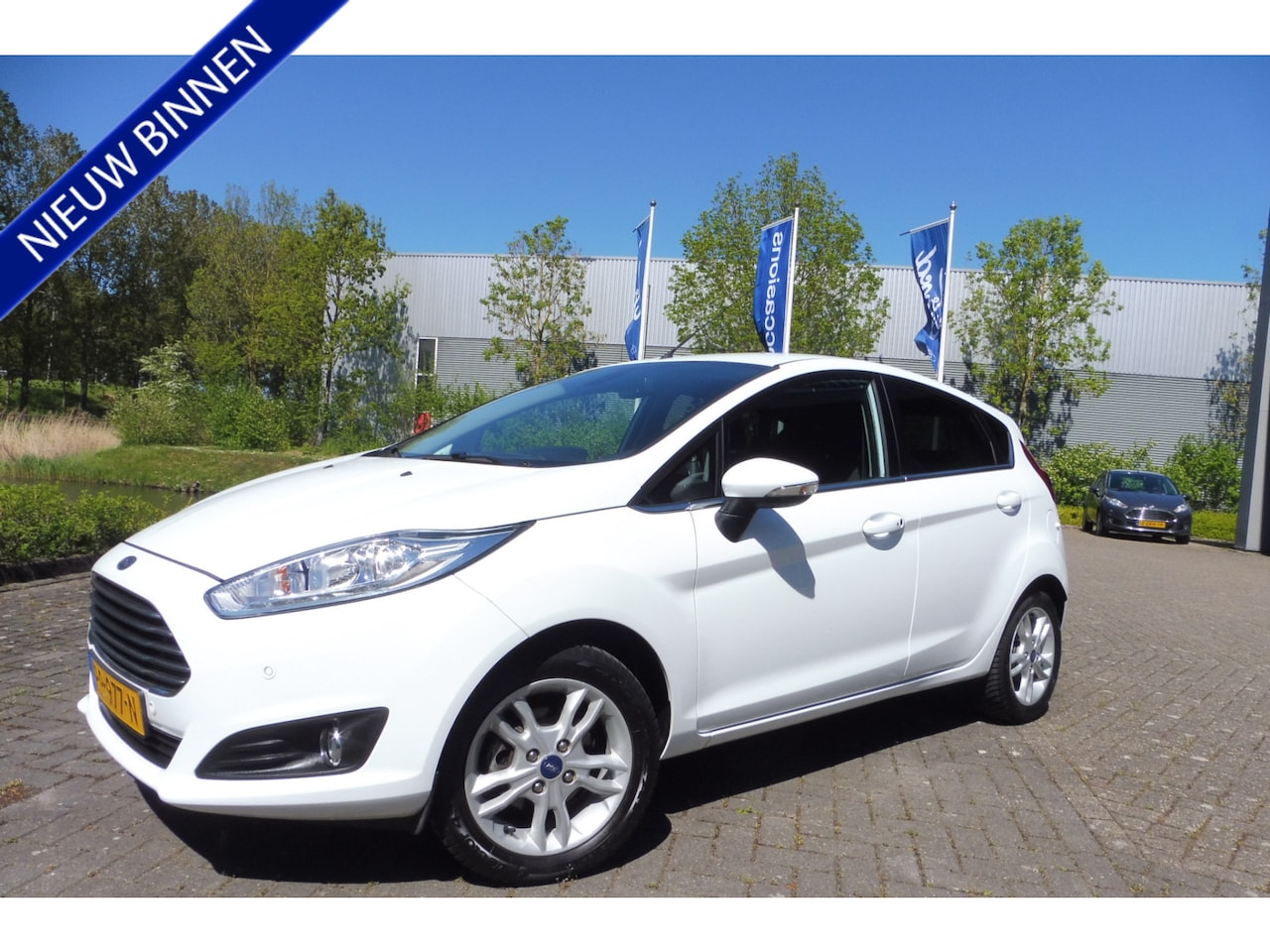 Ford Fiesta - 100pk Titanium Airco Stoelverwarming Navigatie Sony-audio in nieuwstaat - AutoWereld.nl