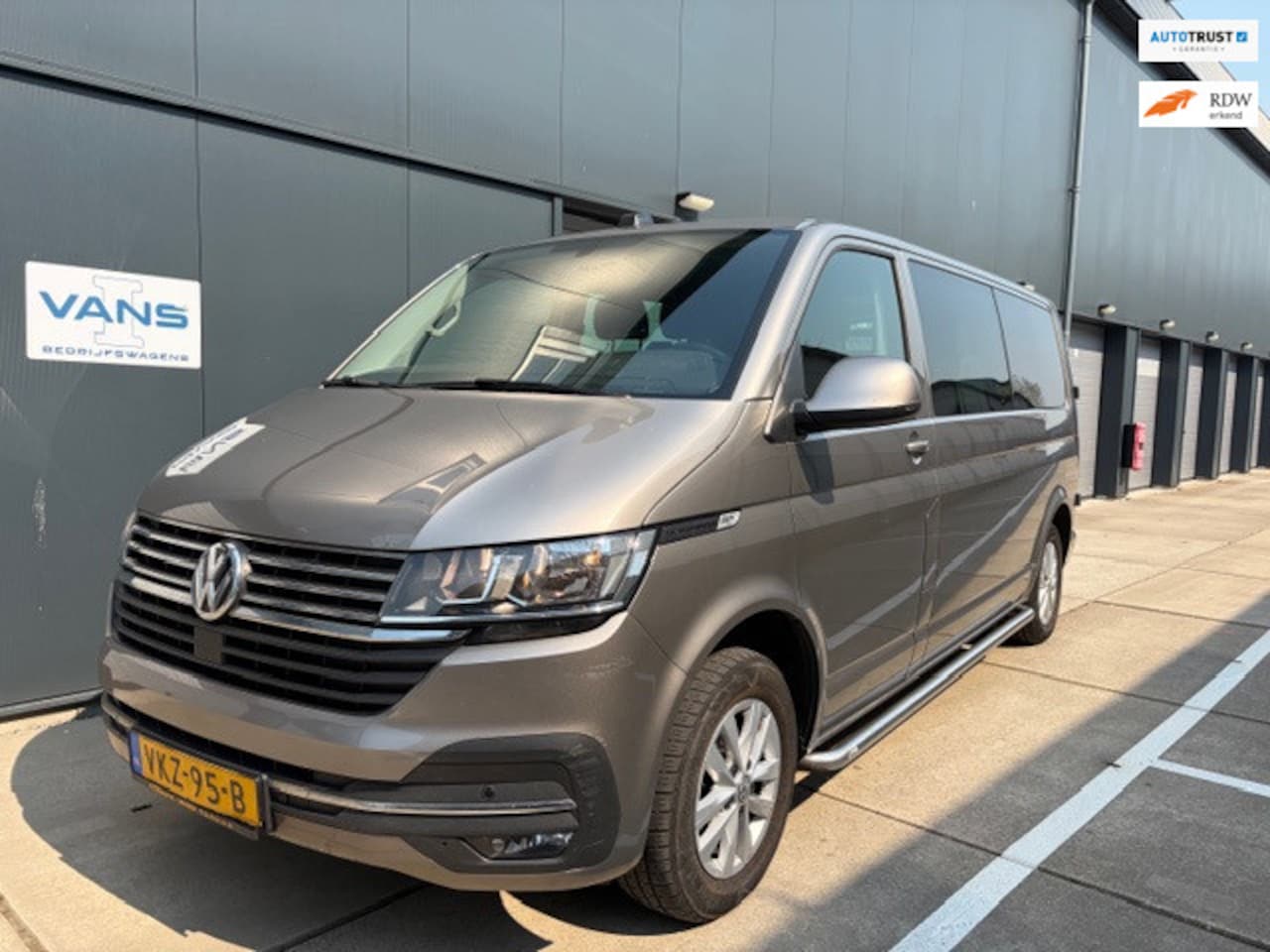 Volkswagen Transporter - 2.0 TDI L2H1 30 DC 6 persoons Comfortline - AutoWereld.nl