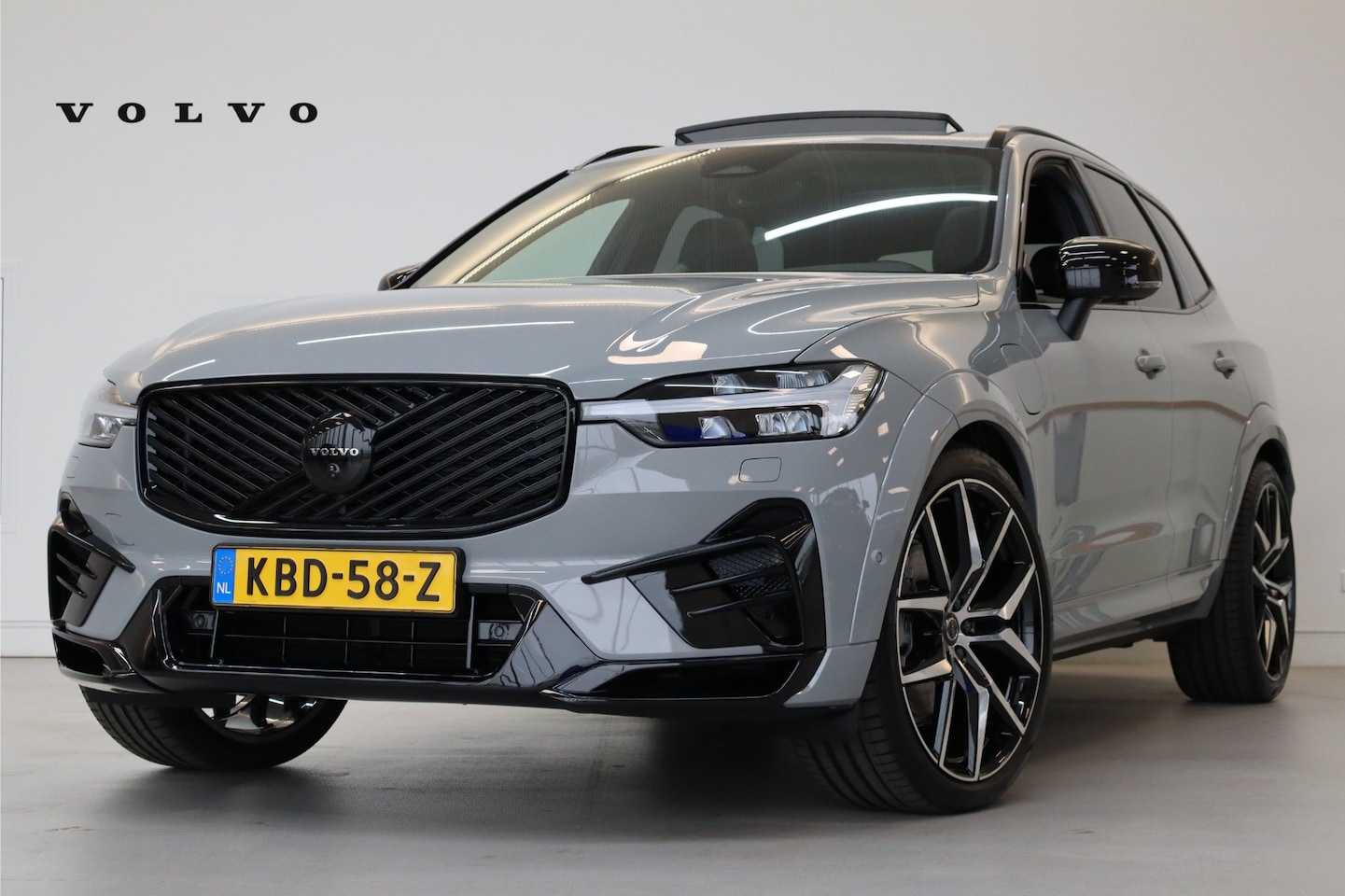 Volvo XC60 - T8 455PK Heico Ultra Black Edition | B&W Audio | Luchtvering | 22"  Polestar | Massage | V - AutoWereld.nl