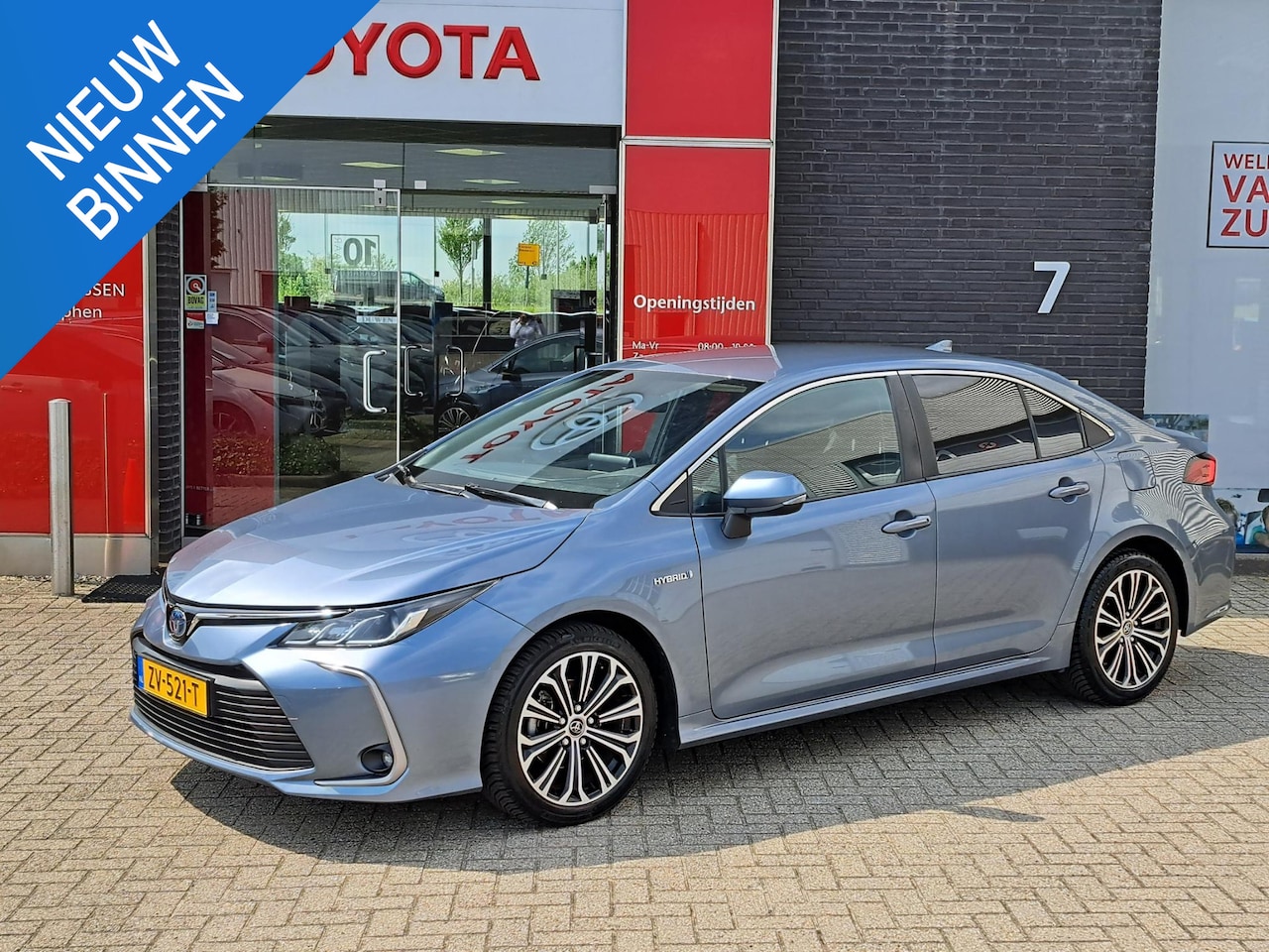 Toyota Corolla - Sedan 1.8 Hybrid First Edition NAVIGATIE ADAPTIVE CRUISE CONTROL ACHTERUITRIJCAMERA - AutoWereld.nl