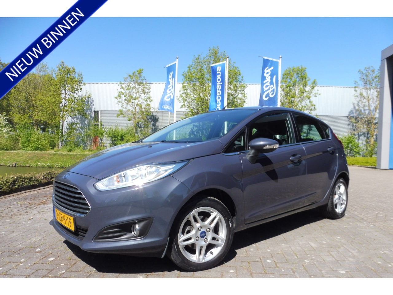 Ford Fiesta - 100pk Titanium airco stoelverwarming navigatie pdc v+a nwe distributie - AutoWereld.nl