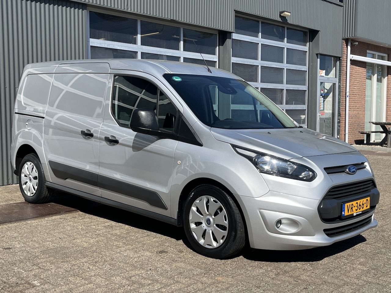Ford Transit Connect - 1.6 TDCI L2 Trend Airco 3-Persoons Kastinrichting Cruise controle Trekhaak 1200kg trekgewi - AutoWereld.nl