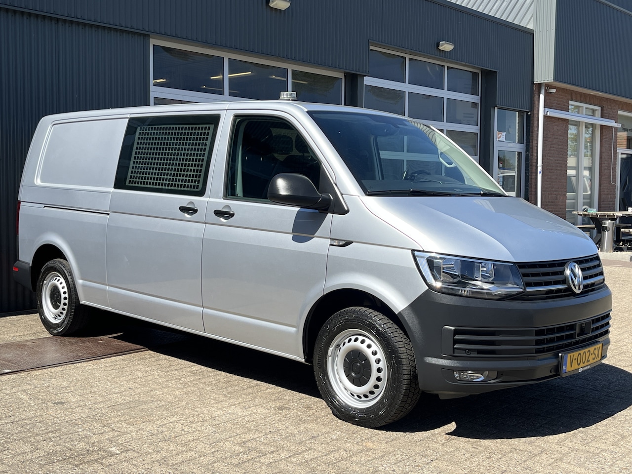 Volkswagen Transporter - 2.0 TSI L2H1 Benzine Dubbele schuifdeur Airco Cruise controle Telefoonverbinding Navigatie - AutoWereld.nl