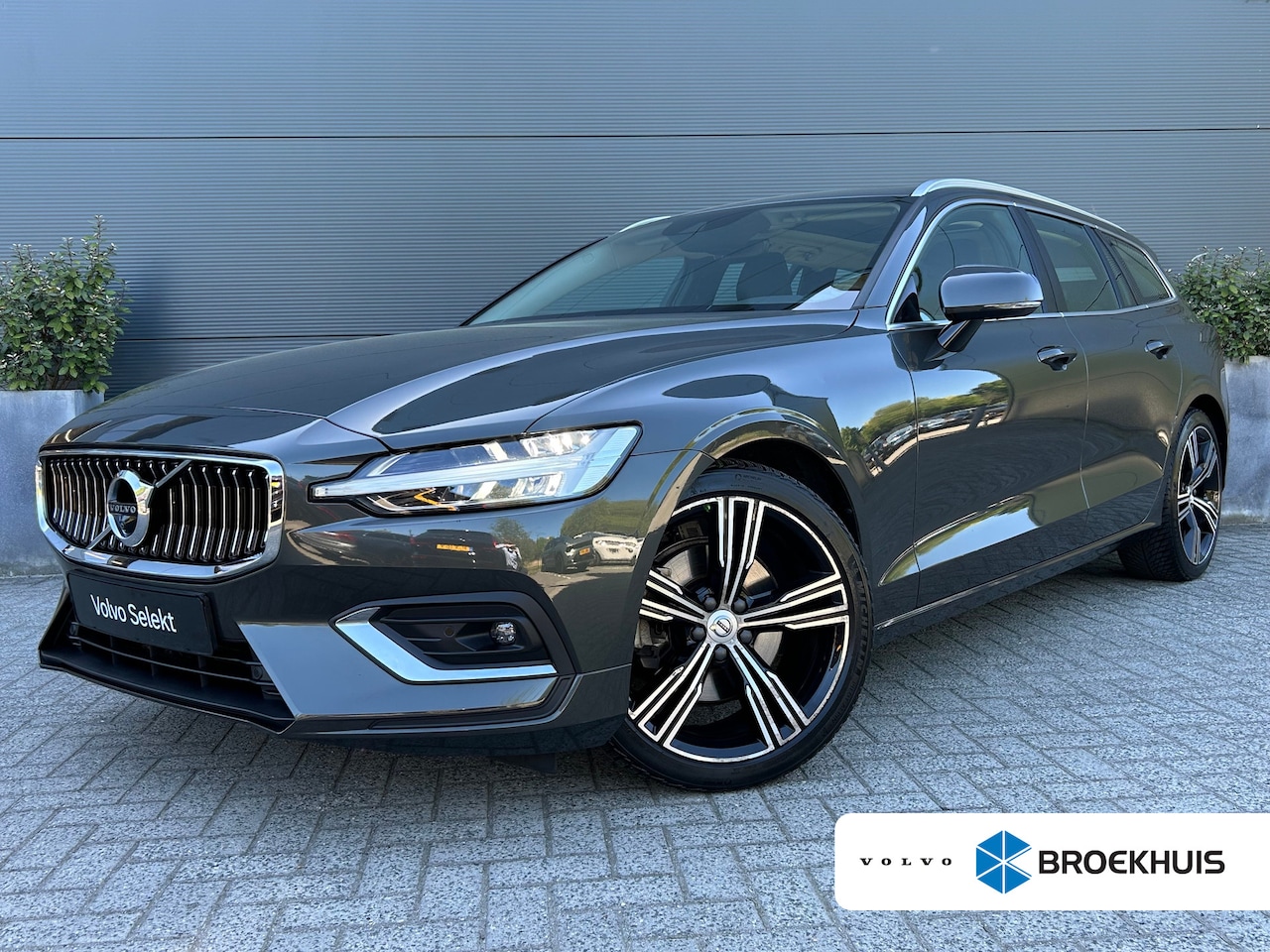 Volvo V60 - 2.0 B3 Inscription | Pano | HU-Display | 360 camera | Trekhaak | Memory | Standkachel | - AutoWereld.nl