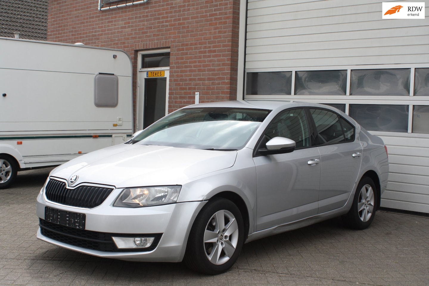 Skoda Octavia - 1.6 TDI Greenline Ambition right hand drive. airco, licht metalen velgen, elektrische rame - AutoWereld.nl