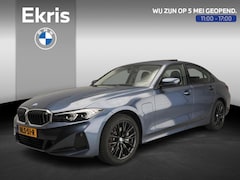 BMW 3-serie - Sedan 330e | LED | Leder | HUD | Schuifdak | Sportstoelen | Stoelverwarming | DAB | Alu 18