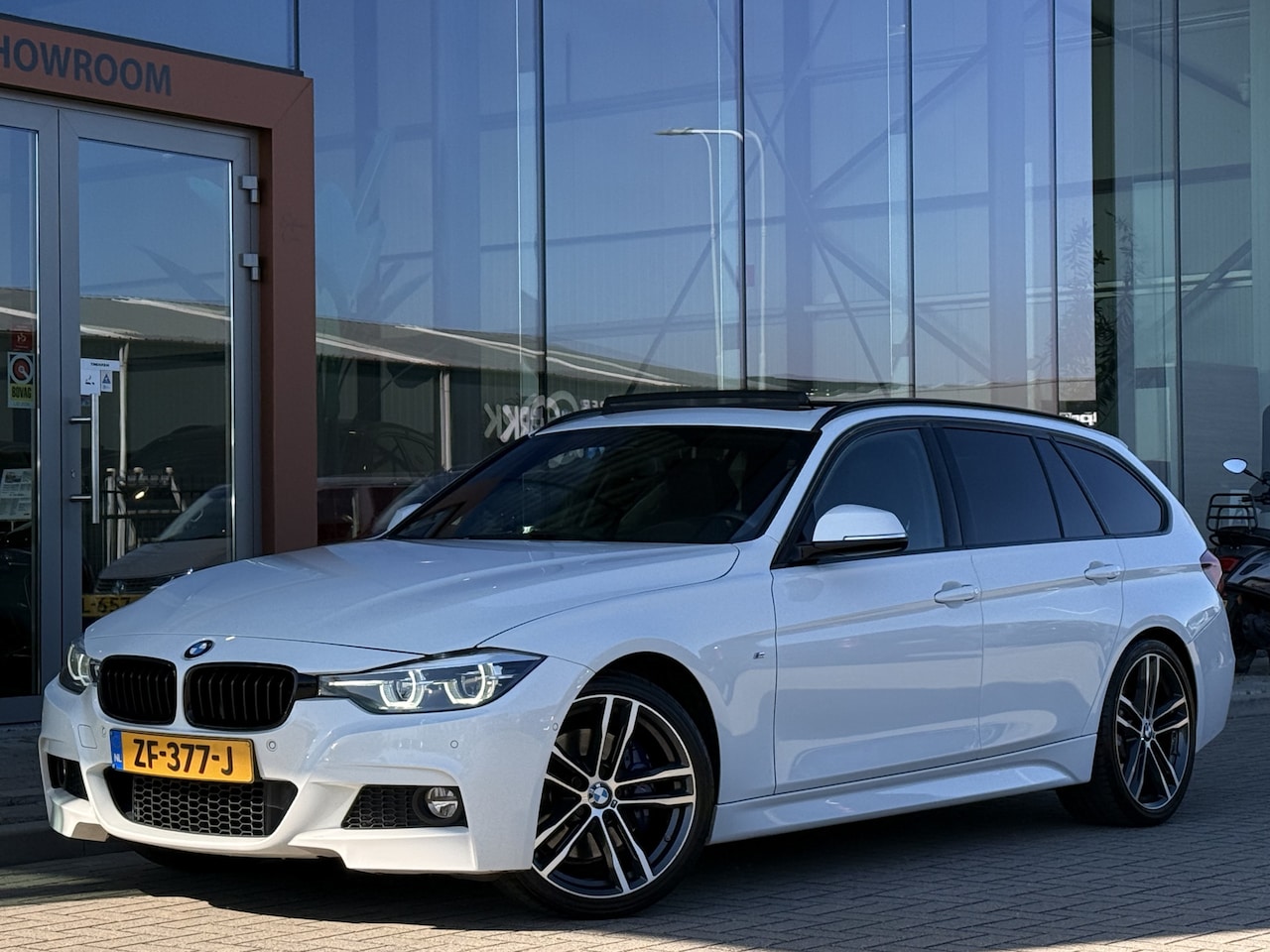 BMW 3-serie Touring - 320i M Sport Edition | Pano | Harman / Kardon | Leder | Head-Up | Achteruitrijcamera | - AutoWereld.nl