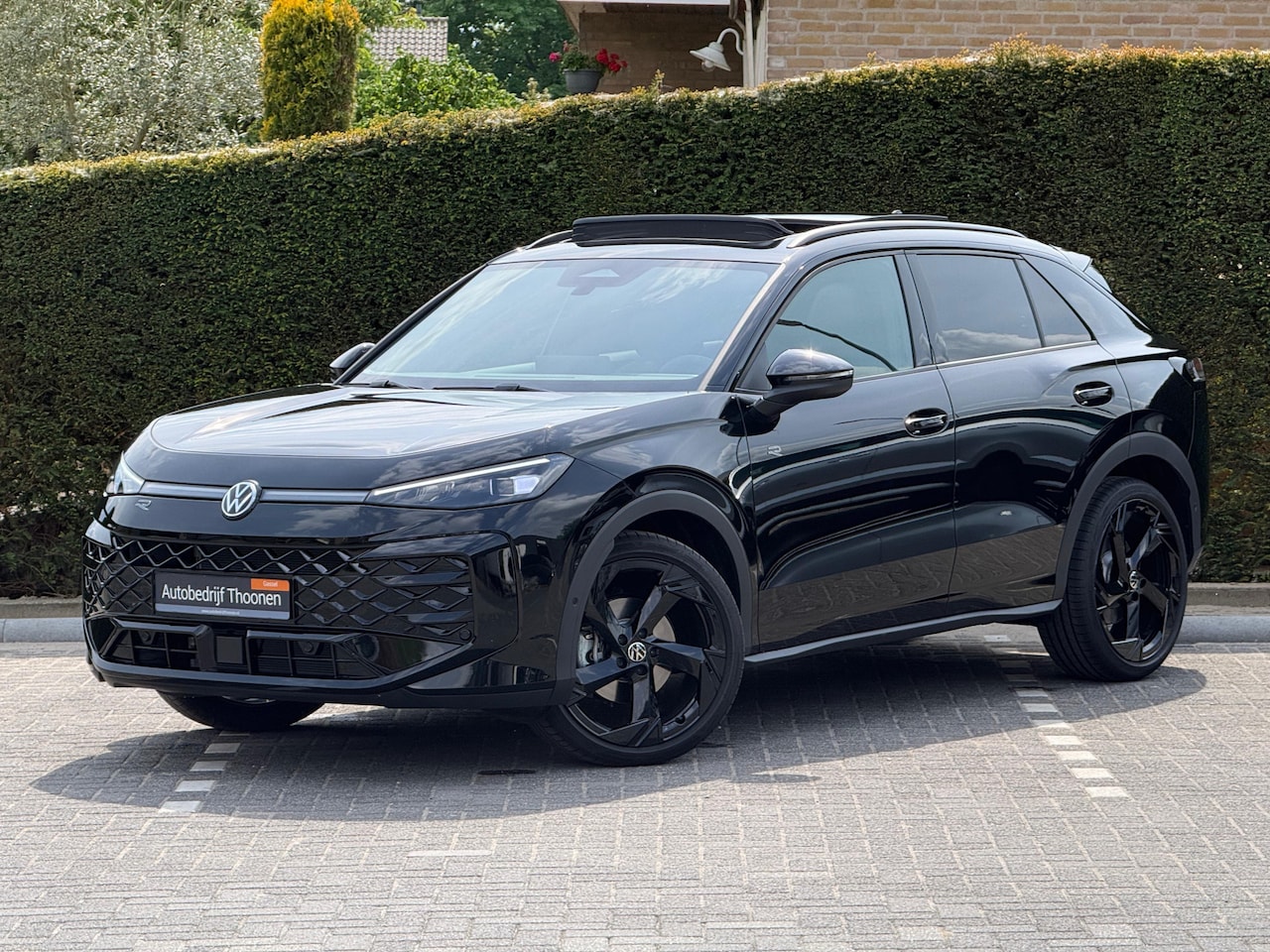 Volkswagen T-Roc - 1.5 eTsi R-Line Trekhaak | Pano | 20" - AutoWereld.nl