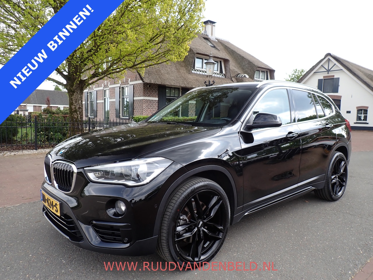 BMW X1 - sDrive20i / HEAD-UP / SPORTLEER / 20" INCH /  CAMERA - AutoWereld.nl