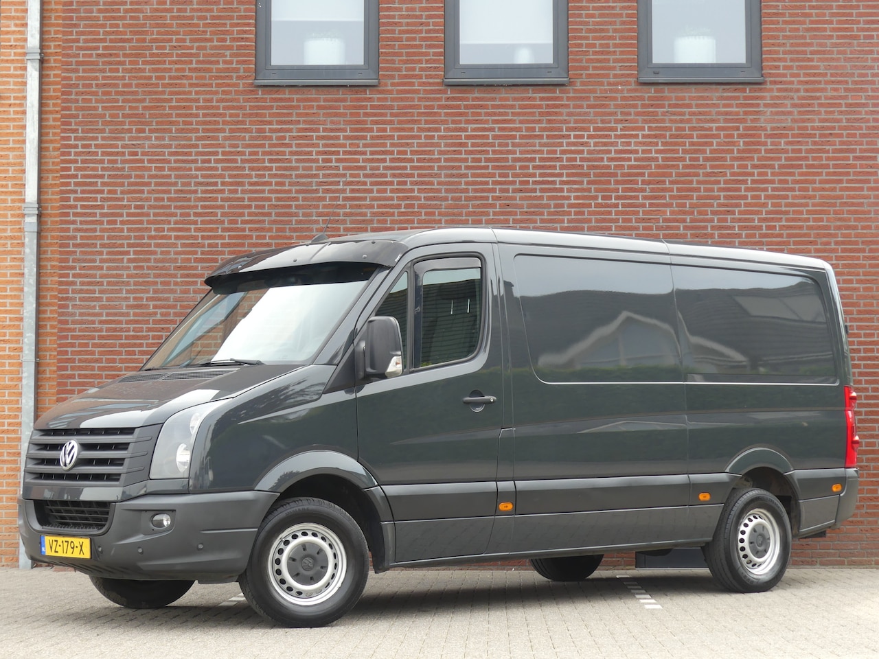 Volkswagen Crafter - 32 2.0 TDI L2H1 Airco.Trekhaak/Camera/PDC - AutoWereld.nl
