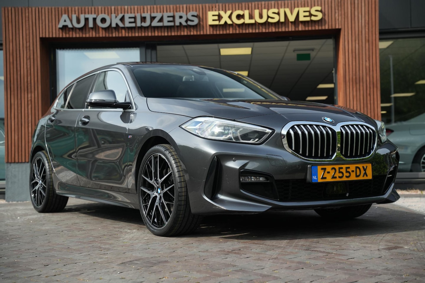 BMW 1-serie - 118i High Executive M Pakket Panoramadak Cruise Stoelverw. LED 19''LM - AutoWereld.nl