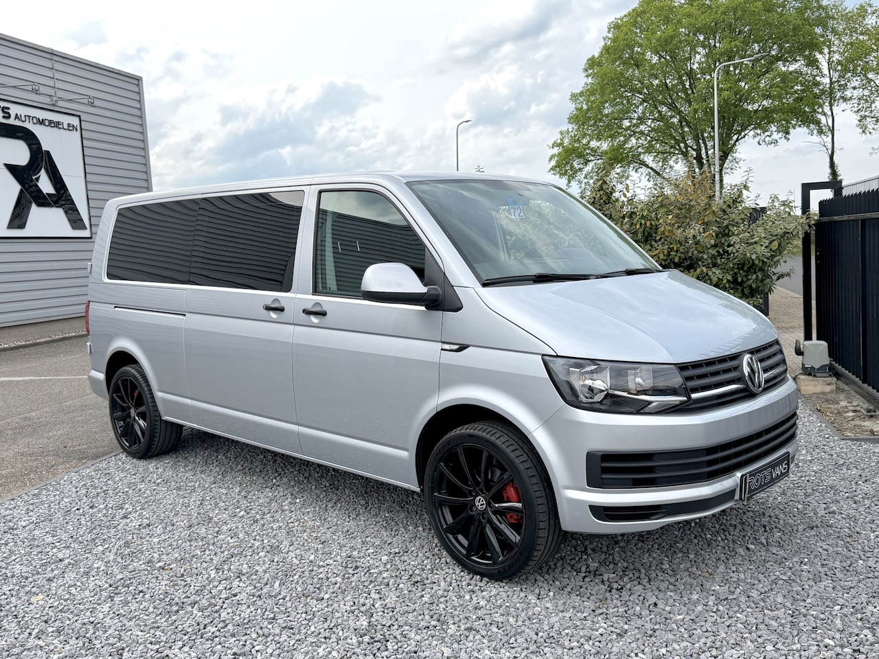 Volkswagen Transporter - 2.0 TDI Extra Lang T6 150PK Dubbel Cabine 2018 Zilver Metallic - AutoWereld.nl