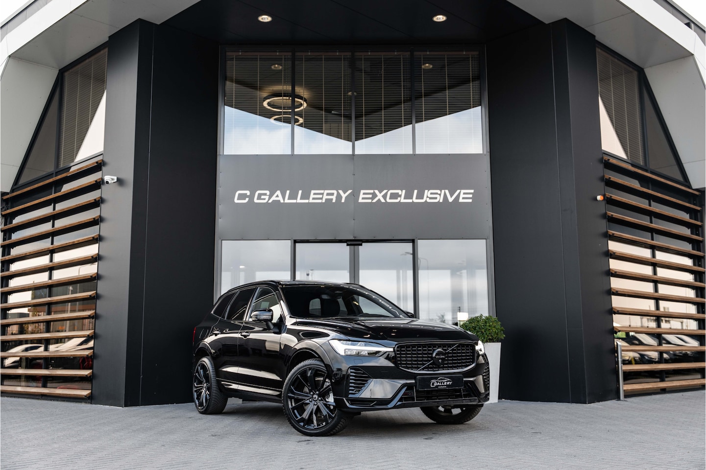 Volvo XC60 - 2.0 T6 Plug-in hybrid AWD Plus Black Edition - Panorama | H&K | Memory | 360 Camera - AutoWereld.nl