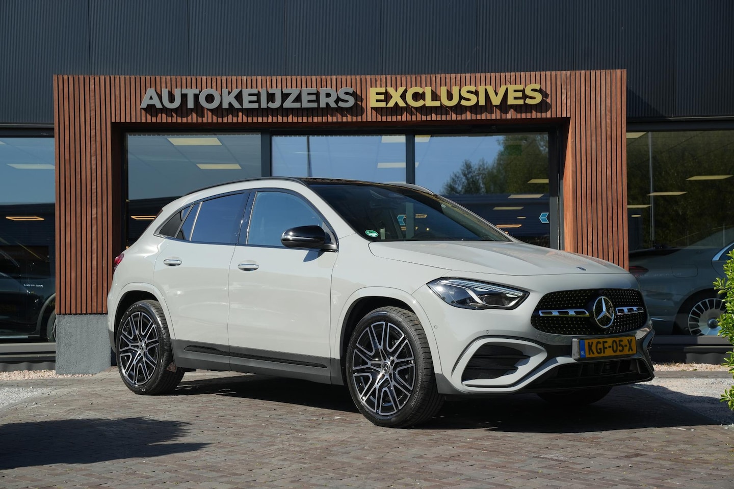 Mercedes-Benz GLA-Klasse - 200 AMG Line Panoramadak Adapt. Cruise AMG Pakket Ambient Wide Screen - AutoWereld.nl