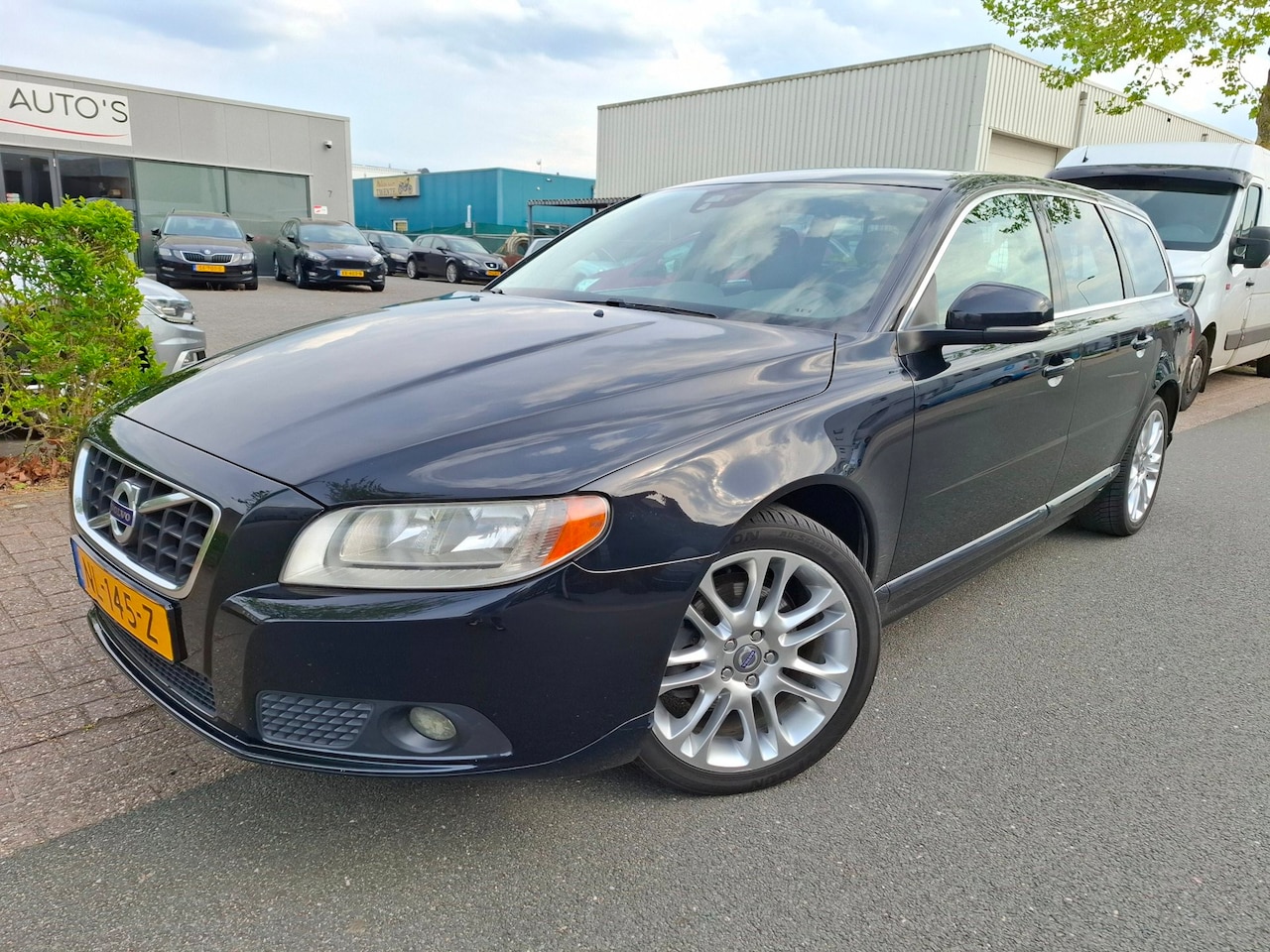 Volvo V70 - 2.0 T5 Momentum AUTOMAAT/CLIMA/CRUISE/LEDER! - AutoWereld.nl