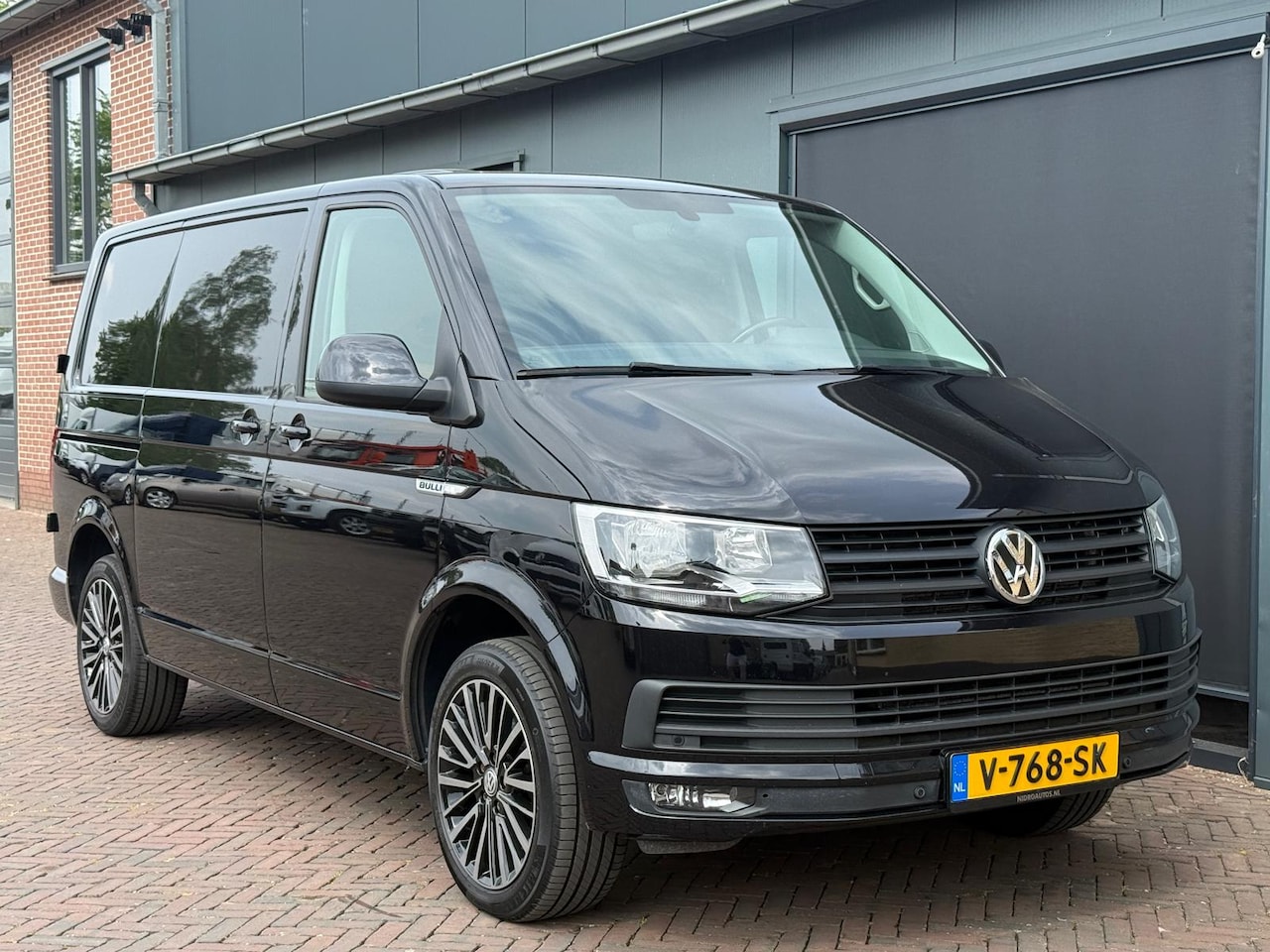 Volkswagen Transporter - 2.0 TDI Bulli 150PK Leer Carplay PDC 18'' Recent Onderhoud - AutoWereld.nl