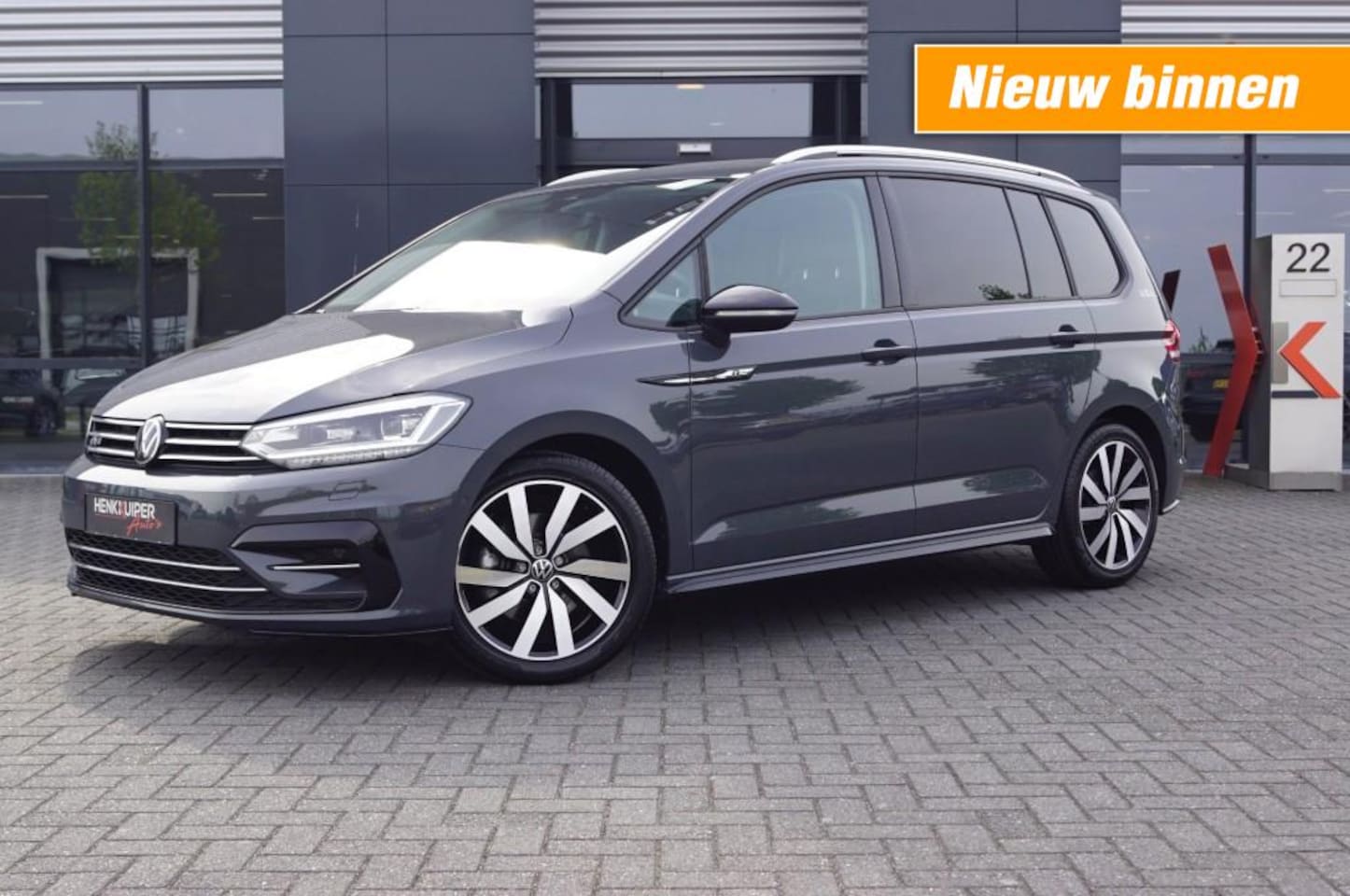 Volkswagen Touran - 1.5 TSI DSG R-Line / 7 Persoons/Navi / Camera / trekhaak wegklb. - AutoWereld.nl