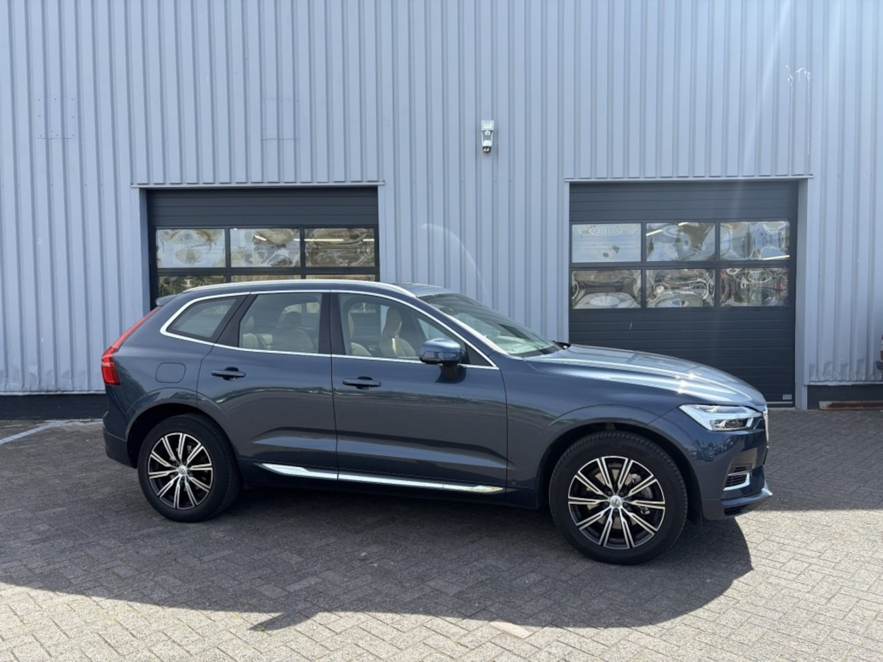 Volvo XC60 - 2.0 T8 AWD Inscription Pano I Trekhaak I All-in prijs! - AutoWereld.nl