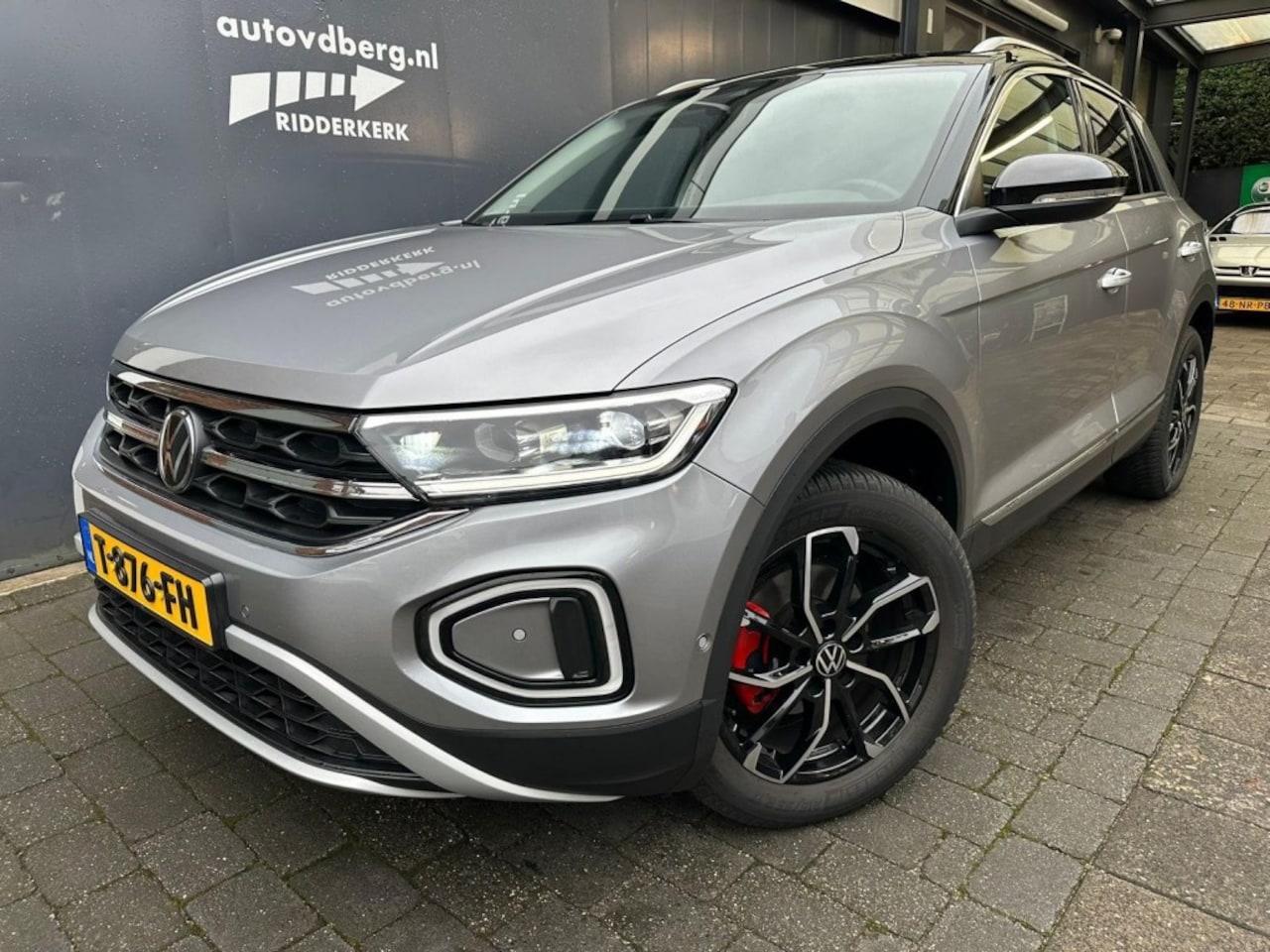 Volkswagen T-Roc - 1.5 TSI LIFE Automaat Carplay PDC Massage - AutoWereld.nl