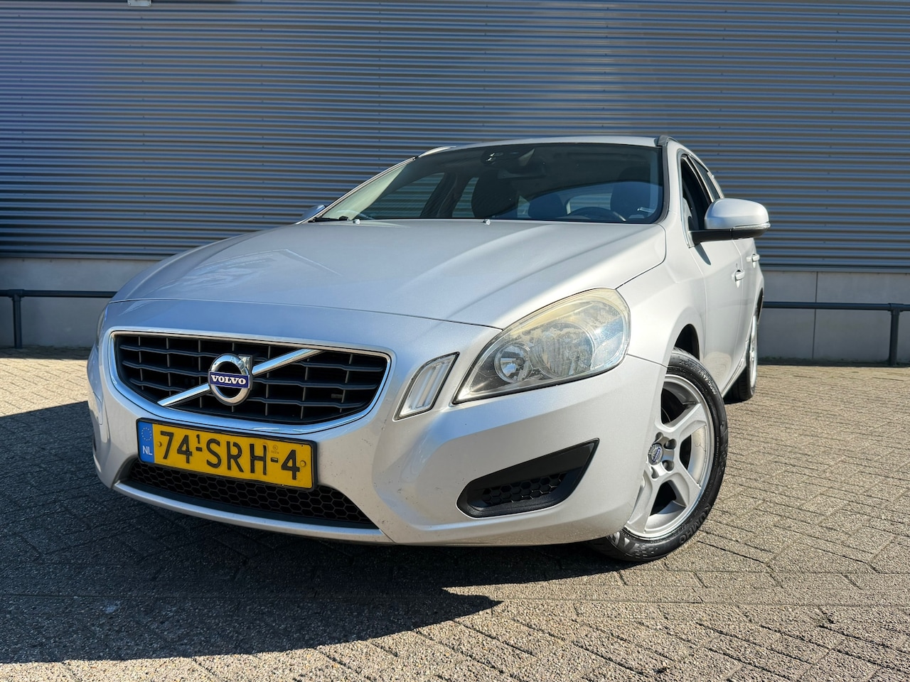 Volvo V60 - 2.0 D3 R-Design 2.0 D3 R-Design - AutoWereld.nl