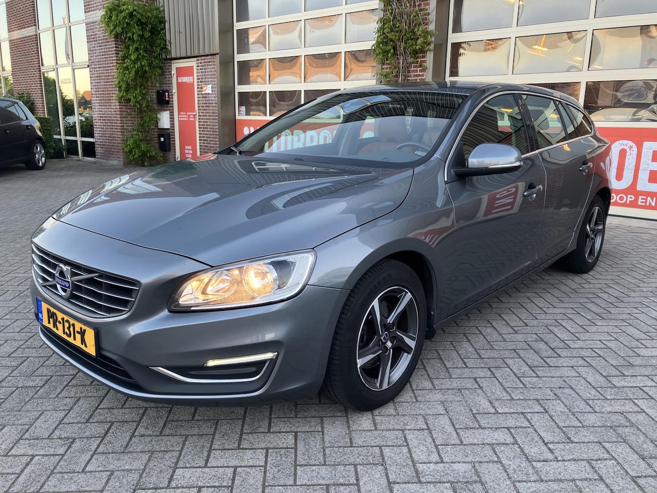 Volvo V60 - 2.0 D2 Nordic+ | Org. NL | Sportstoelen | Nette auto | Export | - AutoWereld.nl
