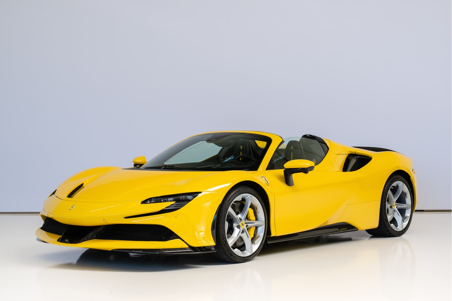 Ferrari SF90 Spider - 4.0 V8 Assetto Fiorano 4.0 V8 Assetto Fiorano, Full Carbon, JBL - AutoWereld.nl