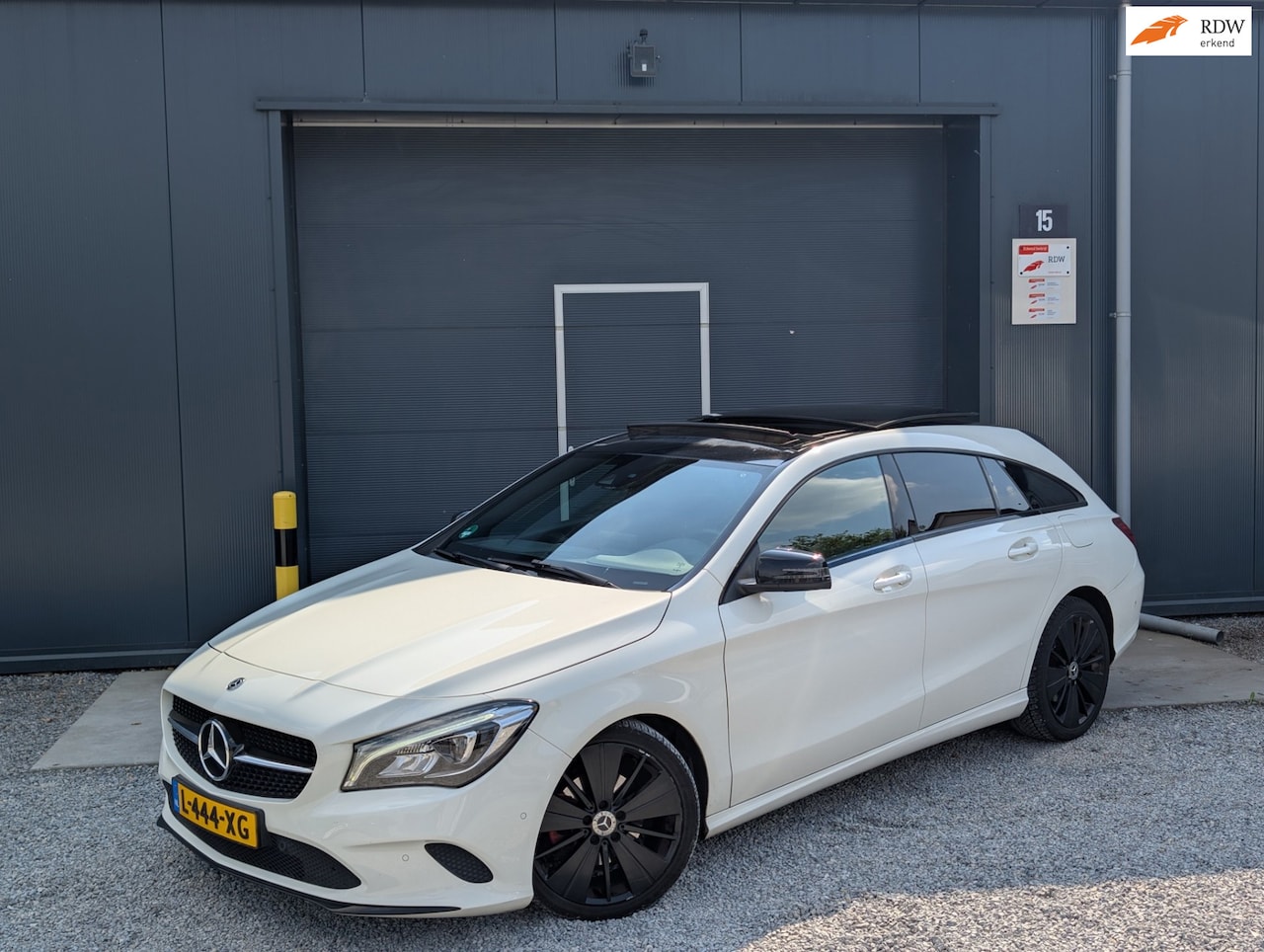 Mercedes-Benz CLA-klasse Shooting Brake - Mercedes-Benz CLA-klasse Shooting Brake 180 AMG PANO Stoelverwarming - AutoWereld.nl