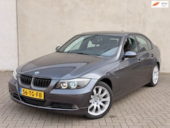 BMW 3-serie - 320i Ori NL NAP Leder Stoelverw Trekhaak AllSeason 17''