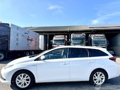 Toyota Auris Touring Sports - 1.8 Hybrid 123pk aut Lease pro - pano - nap - front + line + park assist - keyless entry +